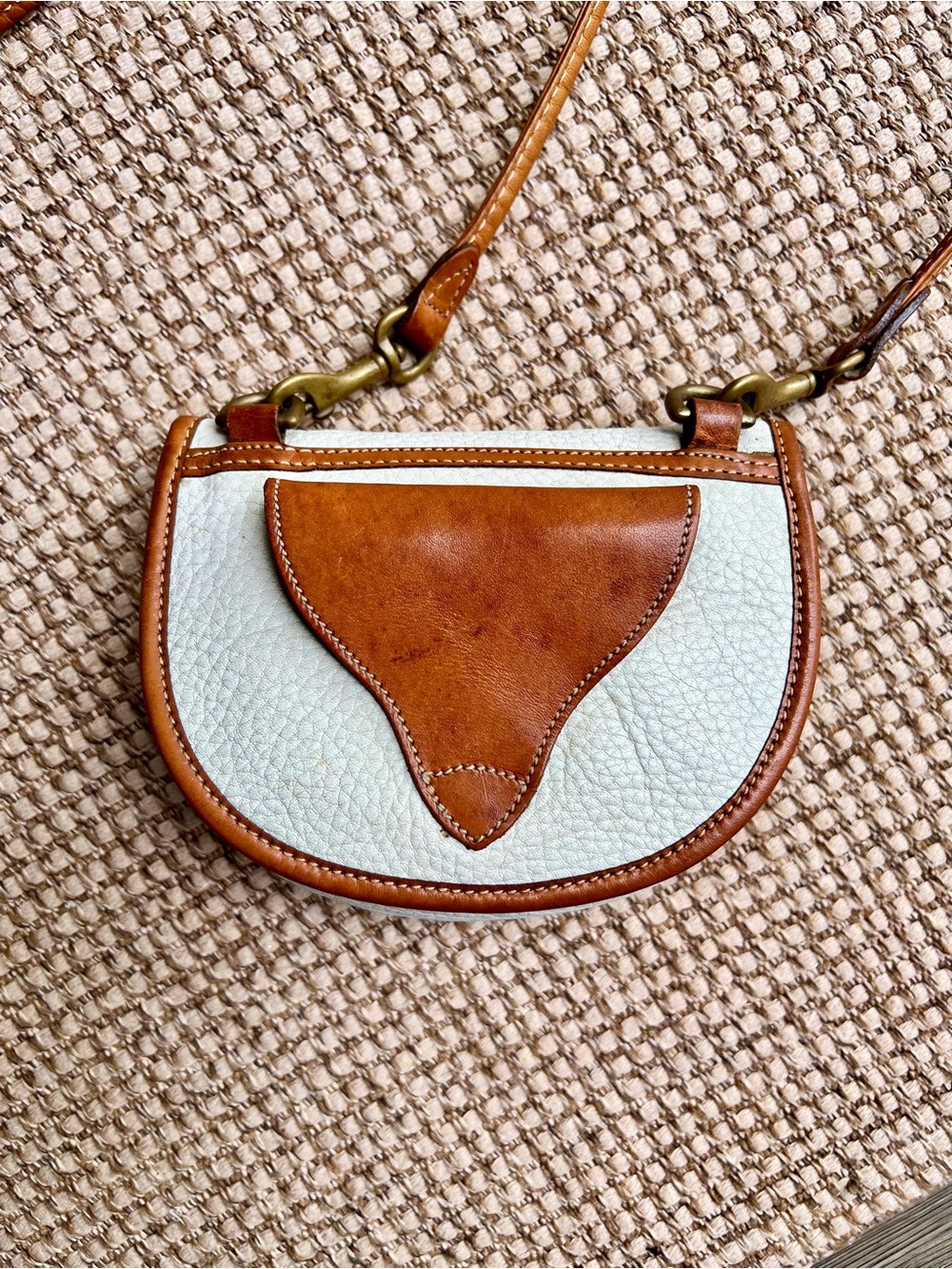 🦆Vintage Dooney & Bourke USA Mini All-Weather Leather White Tan Crossbody Bag - Picture 2 of 9